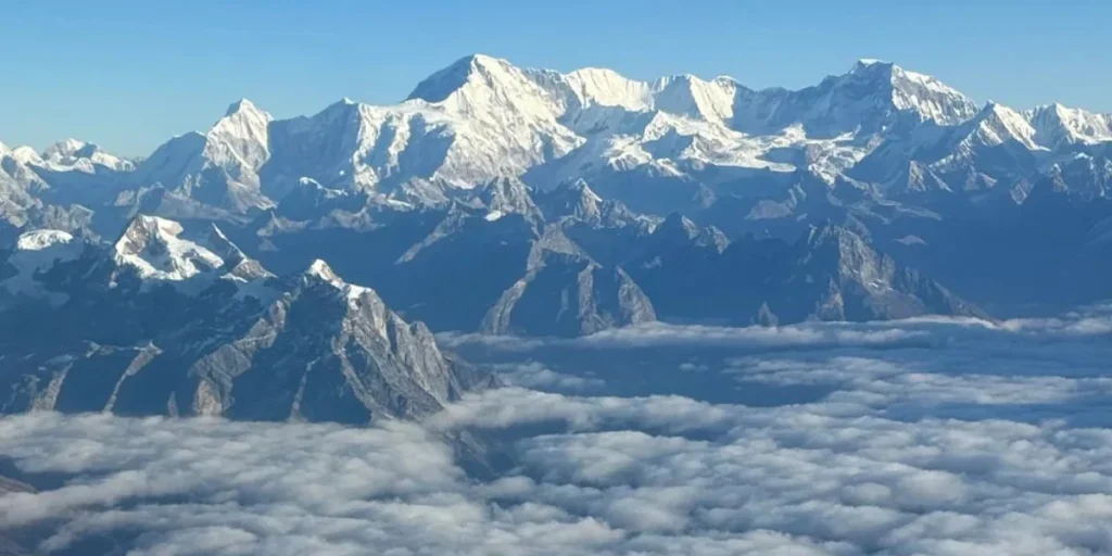 mountain Everest flight tour